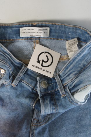 Damskie jeansy Stradivarius, Rozmiar XS, Kolor Niebieski, Cena 37,99 zł