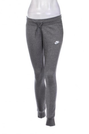 Pantaloni trening de femei Nike, Mărime S, Culoare Gri, Preț 134,99 Lei