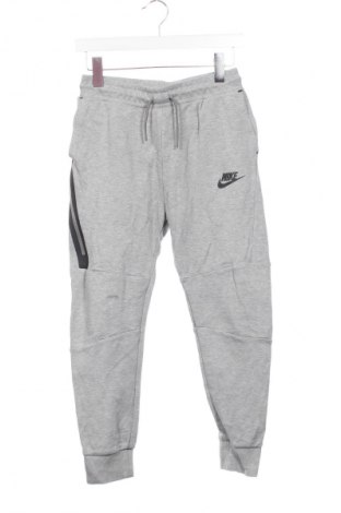 Детско спортно долнище Nike, Размер 10-11y/ 146-152 см, Цвят Сив, Цена 28,99 лв.