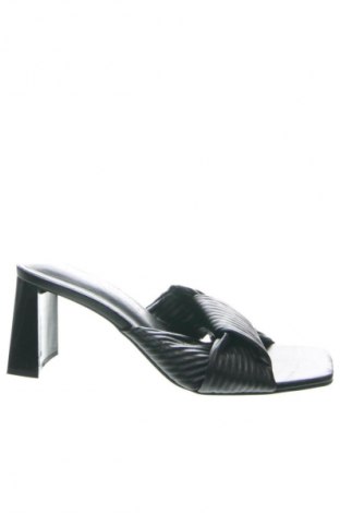 Чехли Sinsay, Размер 40, Цвят Черен, Цена 50,92 лв.