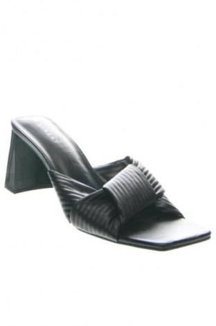 Чехли Sinsay, Размер 40, Цвят Черен, Цена 50,92 лв.