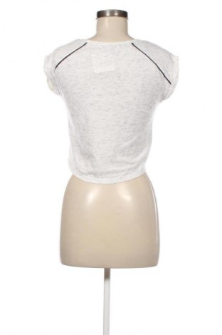 Γυναικείο t-shirt Bershka, Μέγεθος M, Χρώμα Λευκό, Τιμή 9,99 €