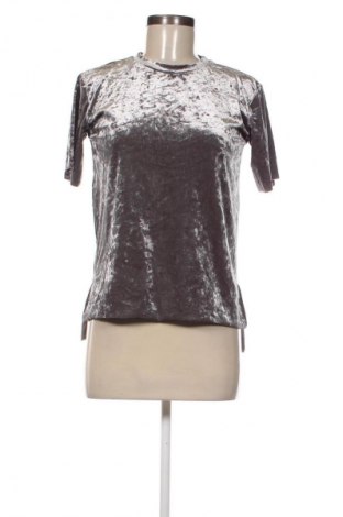 Дамска тениска Bershka, Размер XS, Цвят Сив, Цена 14,99 лв.