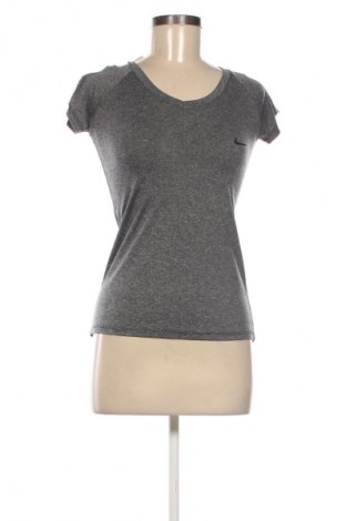 Дамска тениска Nike, Размер S, Цвят Сив, Цена 27,00 лв.