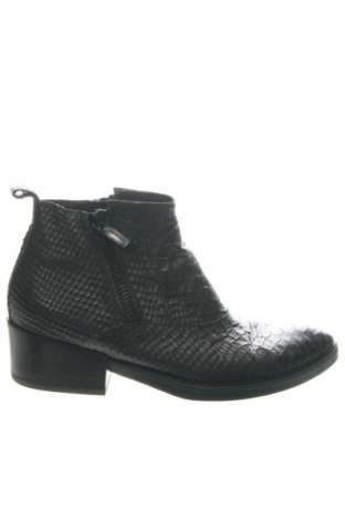 Дамски боти Janet & Janet, Размер 37, Цвят Кафяв, Цена 463,60 лв.