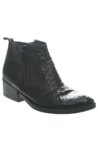 Дамски боти Janet & Janet, Размер 37, Цвят Кафяв, Цена 463,60 лв.