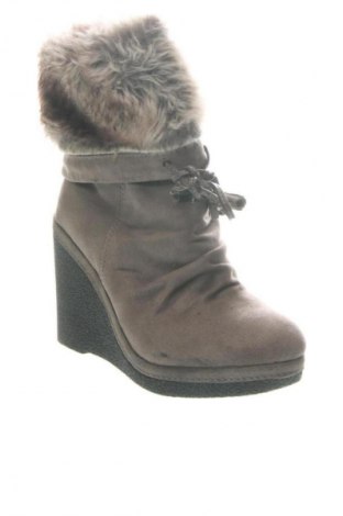 Дамски боти Unbranded, Размер 35, Цвят Бежов, Цена 77,00 лв.