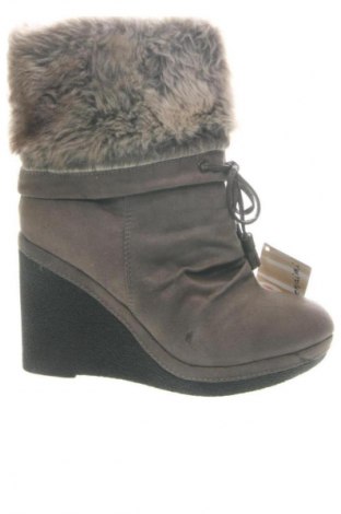 Дамски боти Unbranded, Размер 37, Цвят Бежов, Цена 77,00 лв.