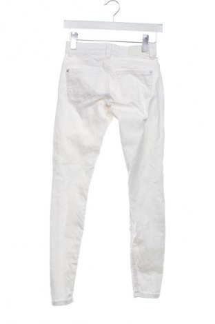 Дамски дънки Bershka, Размер XS, Цвят Бял, Цена 29,33 лв.