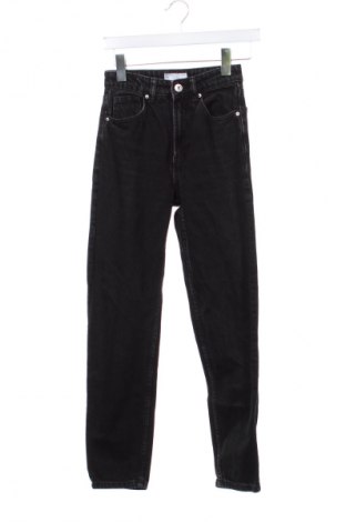 Дамски дънки Bershka, Размер XXS, Цвят Черен, Цена 24,89 лв.