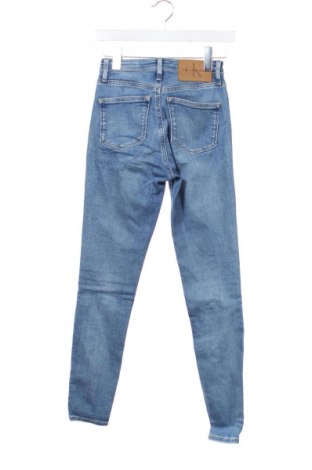 Damskie jeansy Calvin Klein, Rozmiar XS, Kolor Niebieski, Cena 184,99 zł