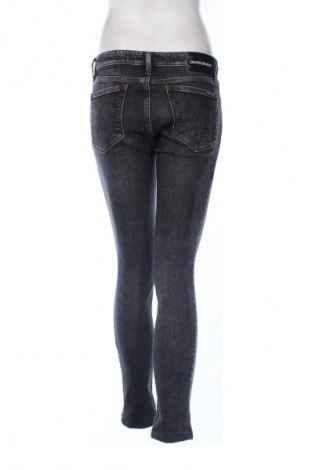 Damskie jeansy Calvin Klein Jeans, Rozmiar M, Kolor Czarny, Cena 156,32 zł