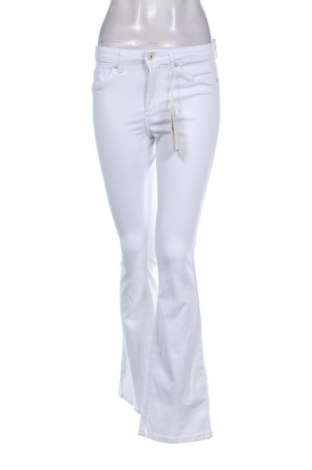 Дамски дънки ONLY, Размер M, Цвят Бял, Цена 77,99 лв.