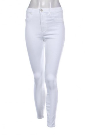 Дамски дънки ONLY, Размер S, Цвят Бял, Цена 62,99 лв.