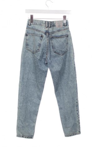 Damskie jeansy Pull&Bear, Rozmiar XS, Kolor Niebieski, Cena 66,67 zł