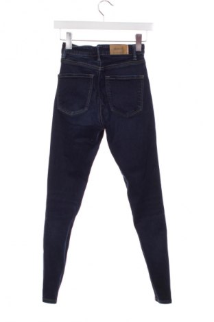 Damskie jeansy Stradivarius, Rozmiar XS, Kolor Niebieski, Cena 66,67 zł