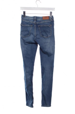 Дамски дънки Tommy Jeans, Размер S, Цвят Син, Цена 98,19 лв.