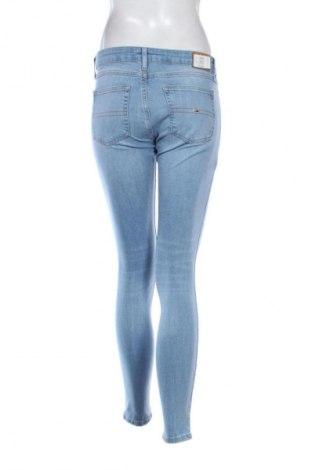 Дамски дънки Tommy Jeans, Размер S, Цвят Син, Цена 184,99 лв.