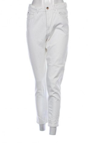 Дамски дънки Zara, Размер S, Цвят Бял, Цена 26,98 лв.
