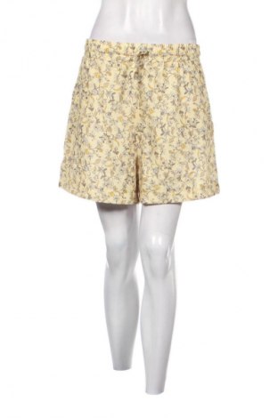 Дамски къс панталон Cream & Rouge, Размер M, Цвят Многоцветен, Цена 27,99 лв.