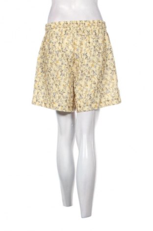 Дамски къс панталон Cream & Rouge, Размер M, Цвят Многоцветен, Цена 27,99 лв.