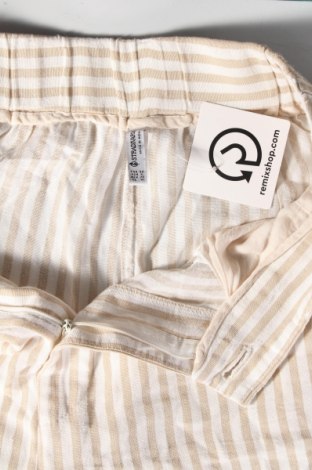 Дамски къс панталон Stradivarius, Размер M, Цвят Многоцветен, Цена 19,00 лв.