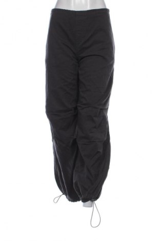 Damskie spodnie Stradivarius, Rozmiar L, Kolor Szary, Cena 105,75 zł