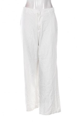 Γυναικείο παντελόνι Stradivarius, Μέγεθος M, Χρώμα Λευκό, Τιμή 14,77 €