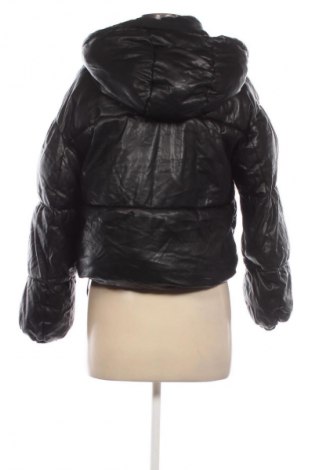 Дамско яке Bershka, Размер S, Цвят Черен, Цена 58,00 лв.