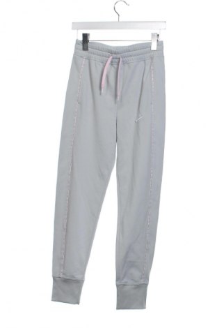 Kinder Sporthose Nike, Größe 10-11y/ 146-152 cm, Farbe Grau, Preis 17,39 €