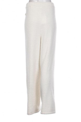 Piżama
 Calvin Klein, Rozmiar M, Kolor Beżowy, Cena 196,99 zł