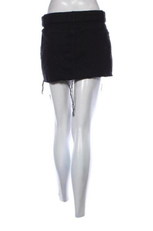 Пола Bershka, Размер M, Цвят Черен, Цена 12,99 лв.