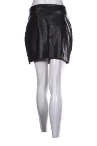 Пола Reserved, Размер M, Цвят Черен, Цена 36,10 лв.