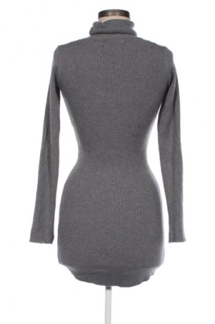Šaty  Bershka, Velikost XS, Barva Šedá, Cena  366,00 Kč