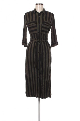 Рокля Bershka, Размер M, Цвят Многоцветен, Цена 31,99 лв.