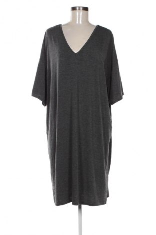 Рокля Boohoo, Размер XXL, Цвят Сив, Цена 37,99 лв.