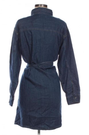 Рокля Calvin Klein Jeans, Размер M, Цвят Син, Цена 144,99 лв.