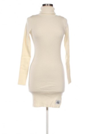 Рокля Calvin Klein Jeans, Размер S, Цвят Екрю, Цена 134,99 лв.