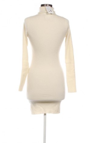 Рокля Calvin Klein Jeans, Размер S, Цвят Екрю, Цена 134,99 лв.