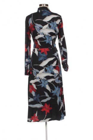 Рокля Guess, Размер XS, Цвят Многоцветен, Цена 218,00 лв.