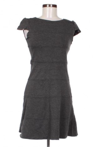 Kleid Select, Größe M, Farbe Grau, Preis 14,83 €