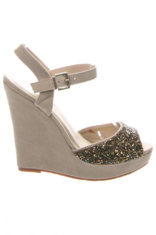 Сандали Bellucci, Размер 38, Цвят Екрю, Цена 61,94 лв.