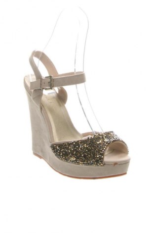 Сандали Bellucci, Размер 38, Цвят Екрю, Цена 61,94 лв.