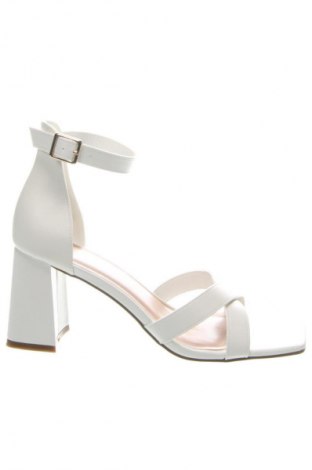 Сандали Primark, Размер 39, Цвят Бял, Цена 50,99 лв.