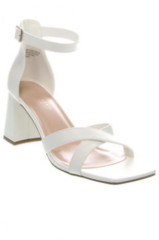 Сандали Primark, Размер 39, Цвят Бял, Цена 50,99 лв.