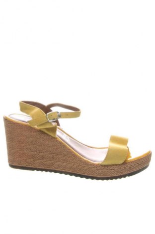 Сандали Tamaris, Размер 39, Цвят Жълт, Цена 101,00 лв.
