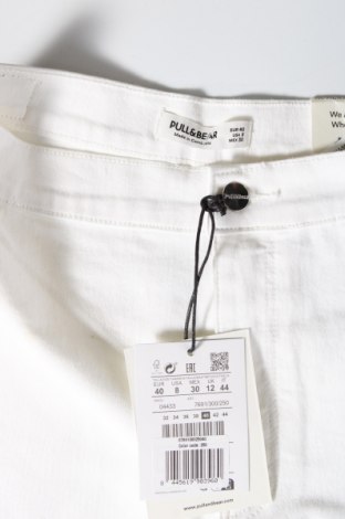 Pantaloni scurți de femei Pull&Bear, Mărime M, Culoare Alb, Preț 101,97 Lei