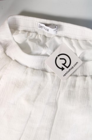 Γυναικείο παντελόνι Bershka, Μέγεθος S, Χρώμα Λευκό, Τιμή 23,71 €