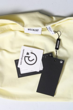 Γυναικείο αμάνικο μπλουζάκι Weekday, Μέγεθος M, Χρώμα Κίτρινο, Τιμή 2,16 €