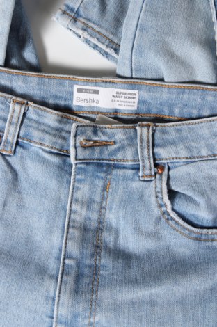 Damskie jeansy Bershka, Rozmiar M, Kolor Niebieski, Cena 46,99 zł